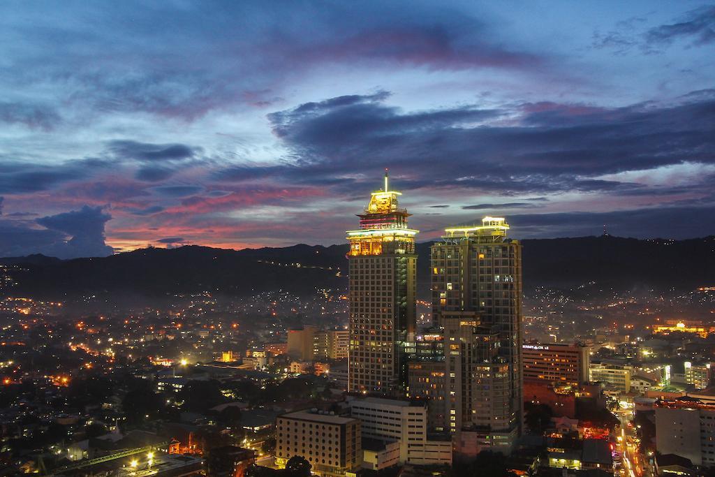 Crown Regency Hotel & Towers Cebu Buitenkant foto